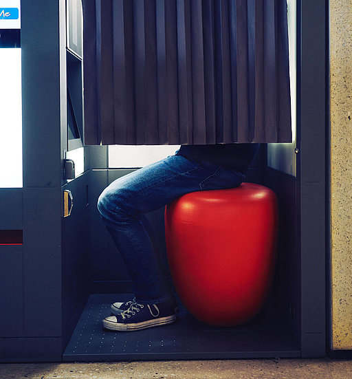 Ein Mann sitzt in einem Fotoautomaten