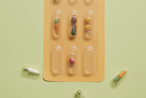 Tablettenblister mit kleinen Möhren statt Tabletten